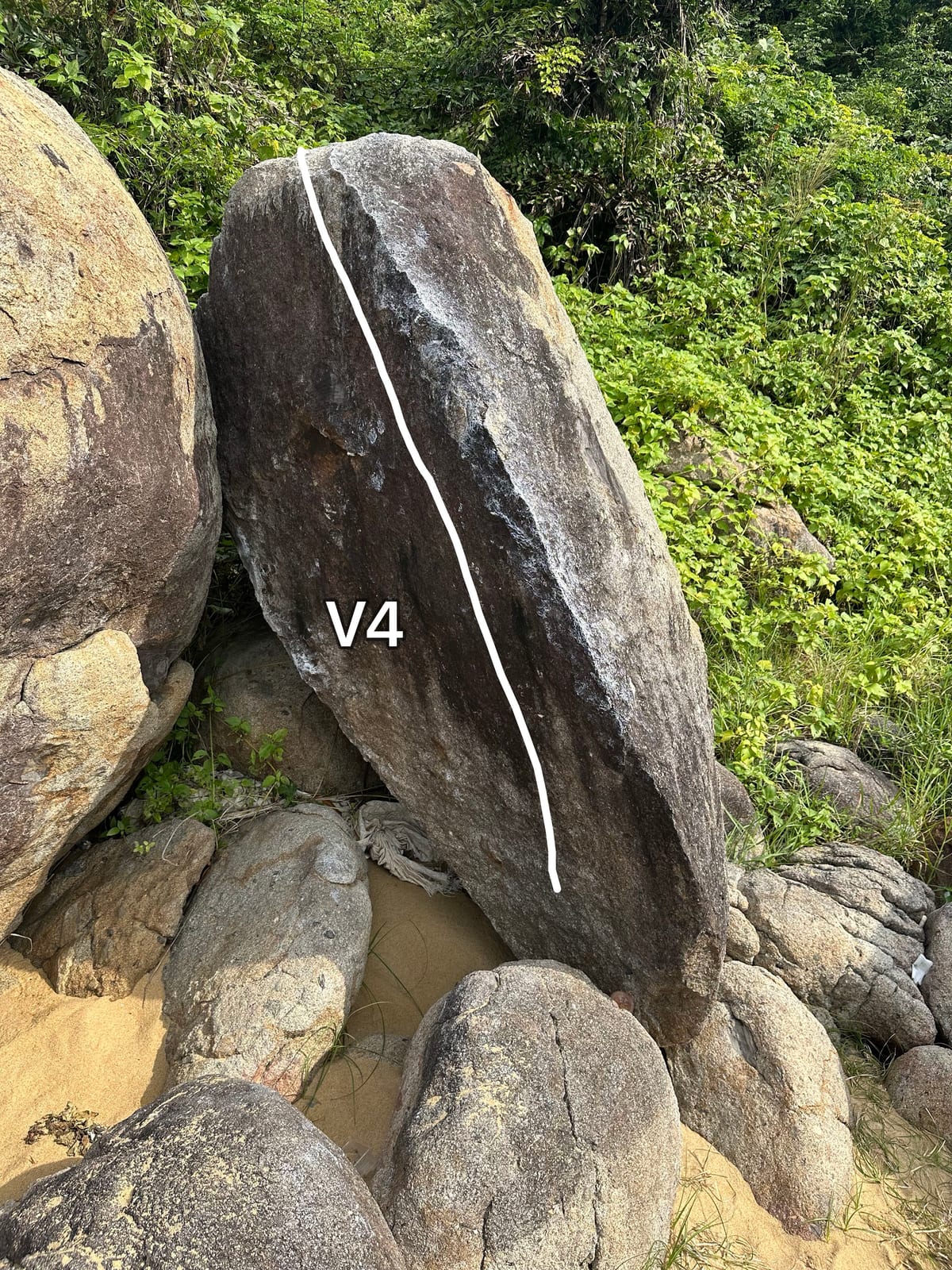 Topo line of the V4 toe hook and heel hook problem on Bai Xep boulder 11, Da Nang