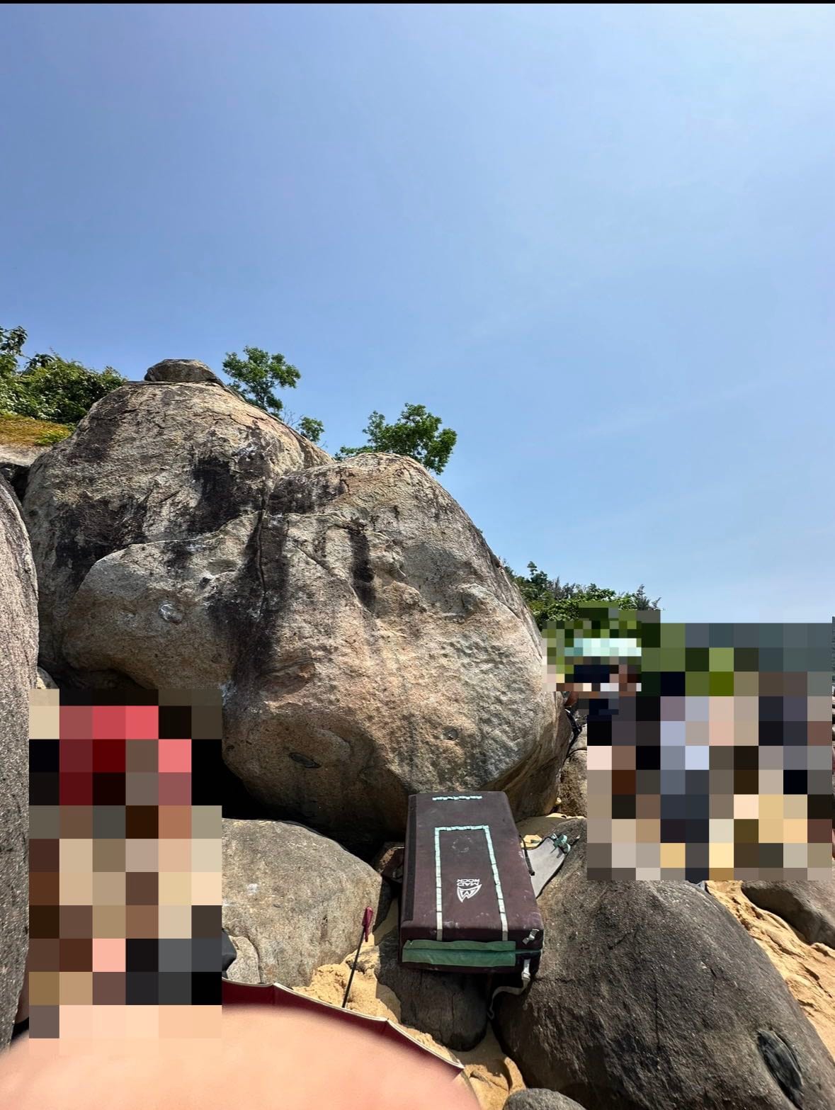 Crash pad laid out among the granite boulders at Bai Xep, Da Nang