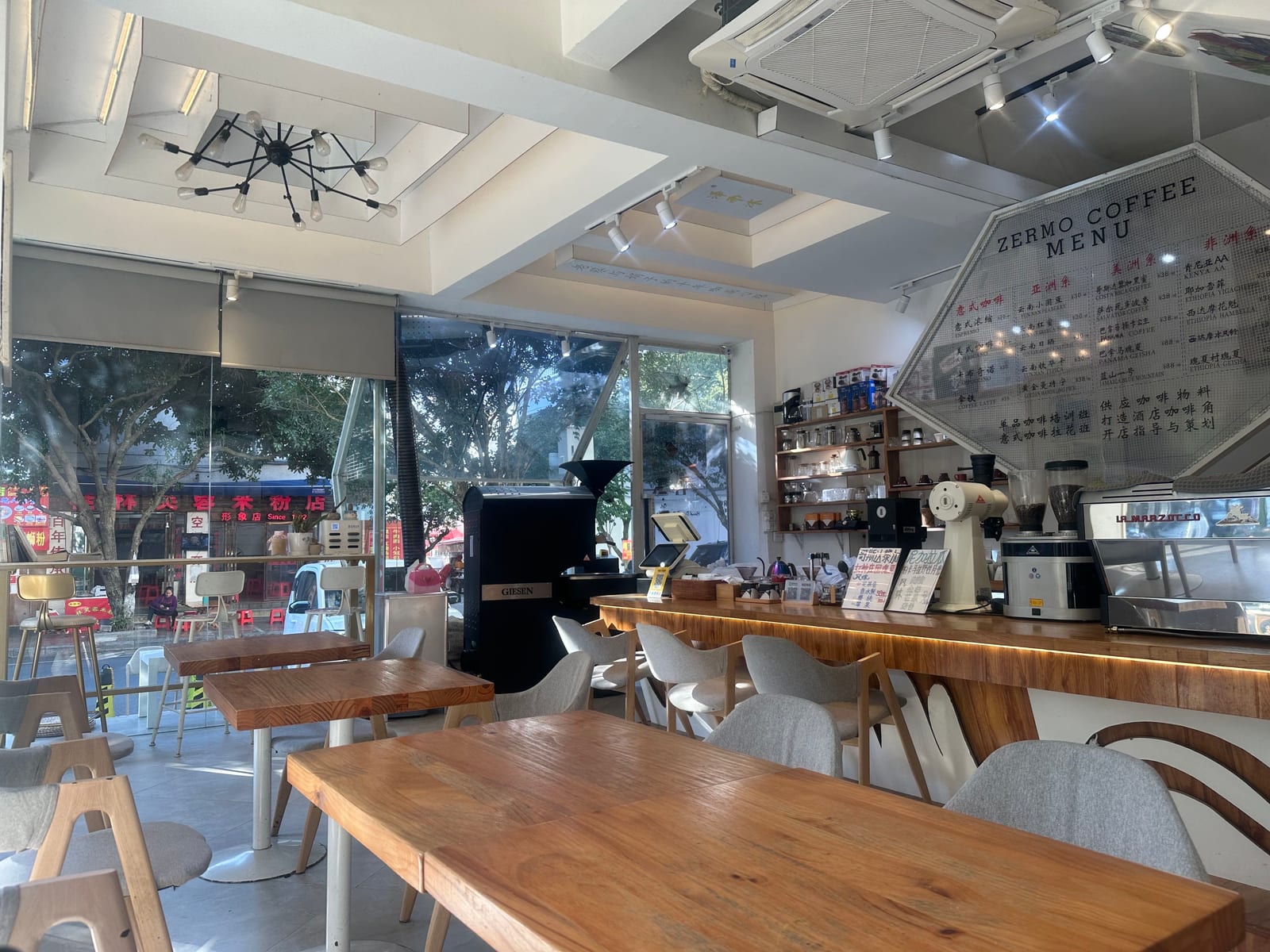 Coffee shop with laptop tables next to Climbers Inn in Yangshuo